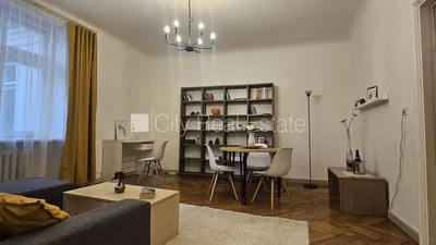 Sala de estar; chão de madeira, luz natural, estilo moderno