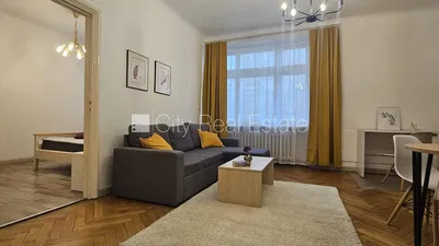 Sala de estar; chão de madeira, luz natural, estilo moderno