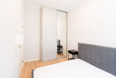 Υπνοδωμάτιο; ξύλινο πάτωμα, φυσικό φως, μοντέρνο στυλ