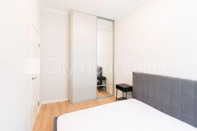 Υπνοδωμάτιο; ξύλινο πάτωμα, φυσικό φως, μοντέρνο στυλ