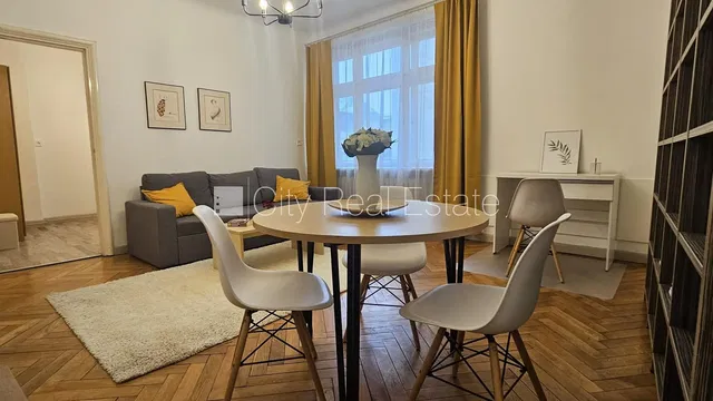 Obývačka; drevená podlaha, moderný štýl, prirodzené svetlo