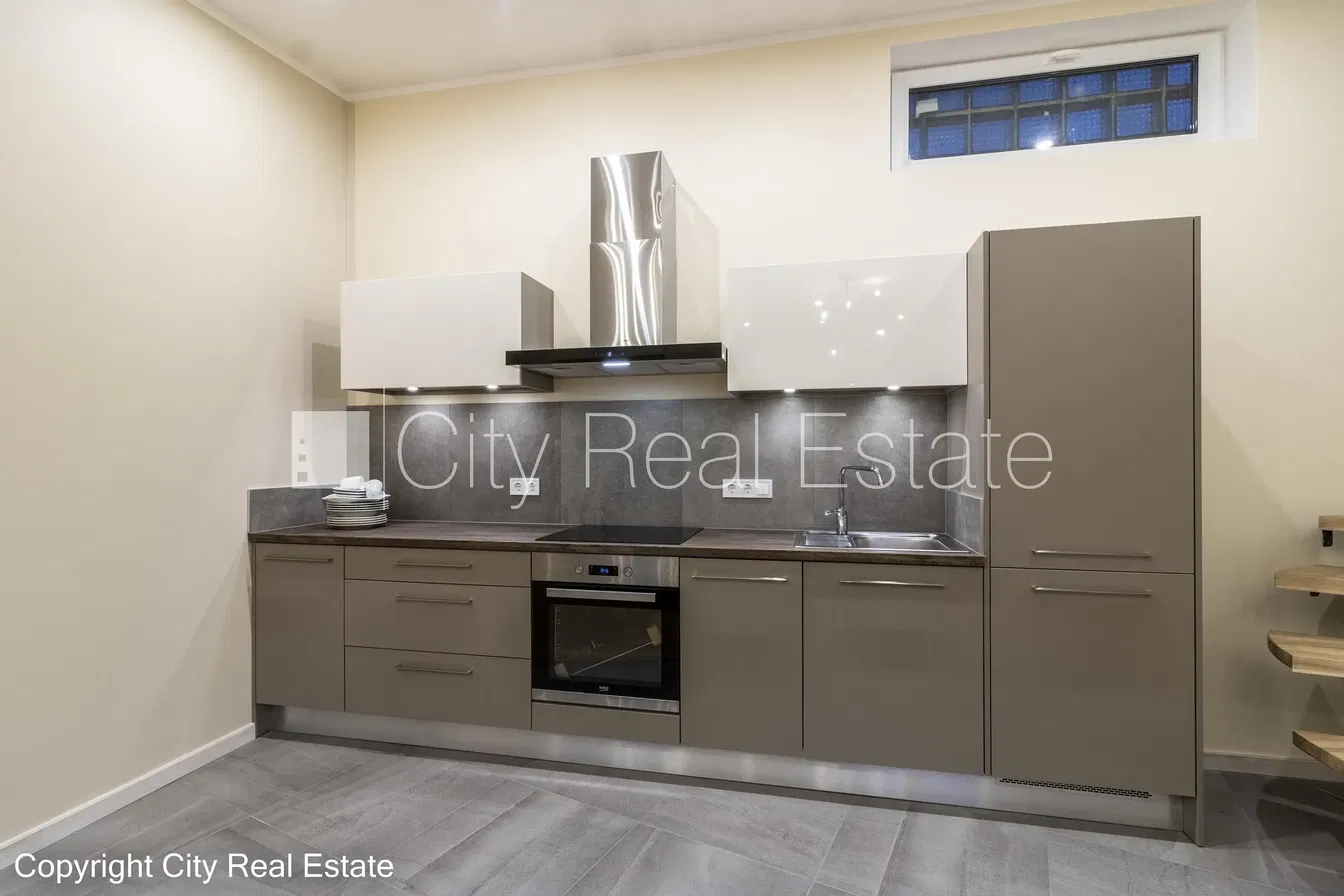 Κουζίνα; συσκευές κουζίνας, πλακάκια, ανακαινισμένο, φυσικό φως