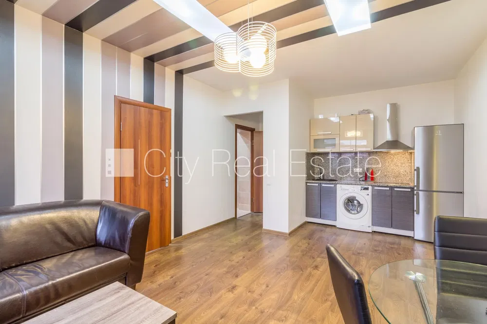 Σαλόνι; συσκευές κουζίνας, ξύλινο πάτωμα, μοντέρνο στυλ, φυσικό φως