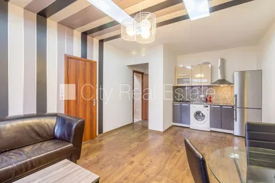 Σαλόνι; συσκευές κουζίνας, ξύλινο πάτωμα, μοντέρνο στυλ, φυσικό φως