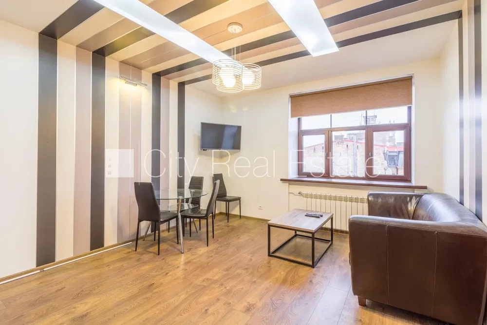 Σαλόνι; ξύλινο πάτωμα, φυσικό φως, μοντέρνο στυλ