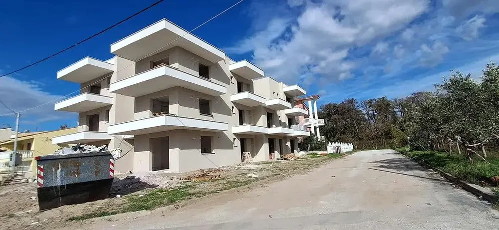 Dům a okolí; nutná rekonstrukce