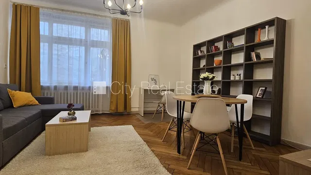 Obývačka; drevená podlaha, moderný štýl, prirodzené svetlo