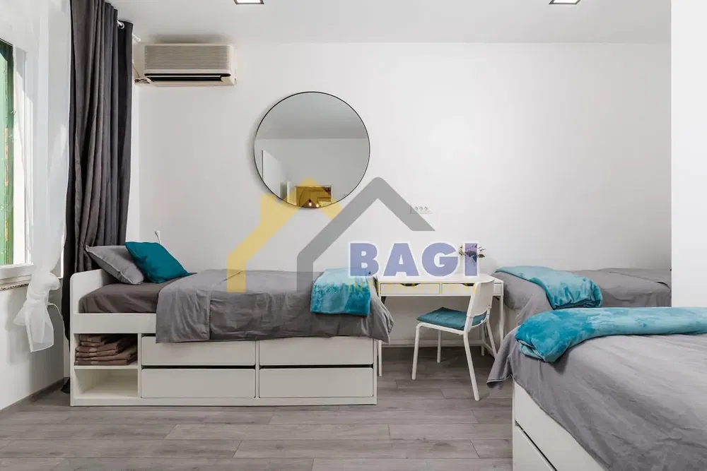 Chambre d'enfant; lumière naturelle, style moderne, carrelage