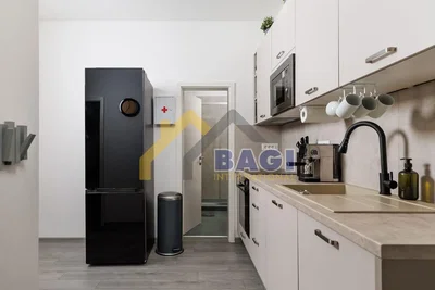Cuisine; électroménager, carrelage, rénové, lumière naturelle