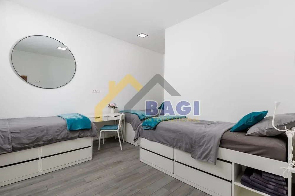 Chambre; style moderne, parquet