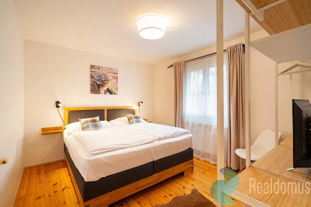 Chambre; parquet, lumière naturelle