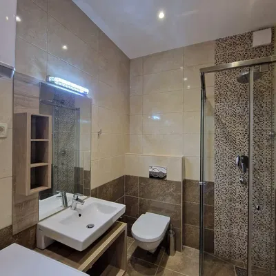 Badezimmer; fliesenboden, tageslicht, renoviert