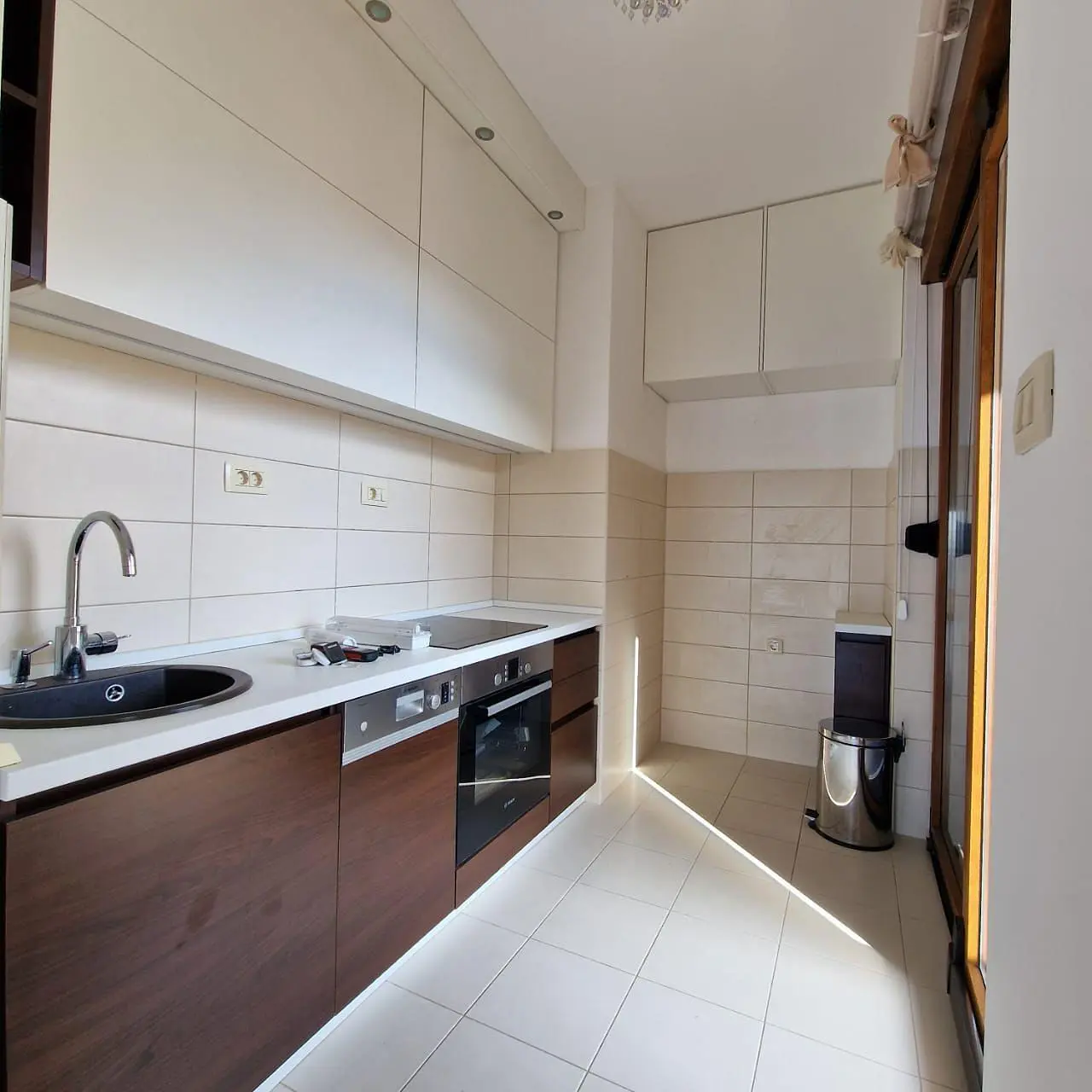 Küche; küchengeräte, fliesenboden