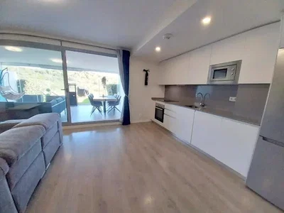Wohnzimmer; blick, küchengeräte, tageslicht, moderner stil, holzboden