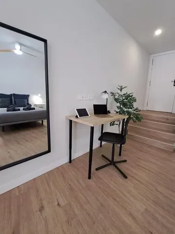 Camera da letto; pavimento in legno, luce naturale