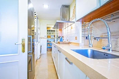 Cuisine; carrelage, rénové, lumière naturelle, style moderne, électroménager