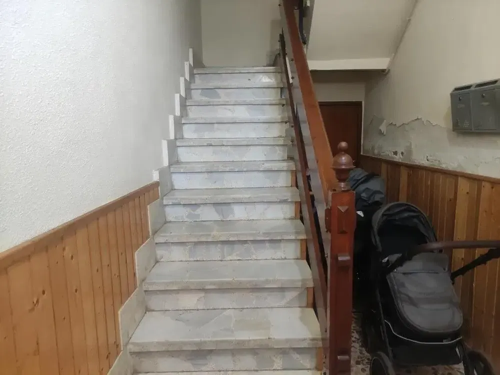 Autre; poutres en bois, parquet, nécessite rénovation