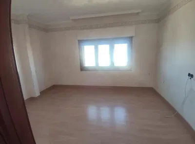 Chambre; lumière naturelle, carrelage