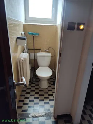 Toilette; pavimento in piastrelle