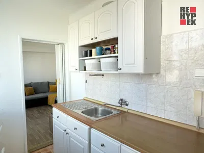 Cucina; pavimento in piastrelle, pavimento in legno, luce naturale