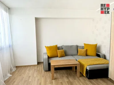 Soggiorno; pavimento in legno, luce naturale, stile moderno