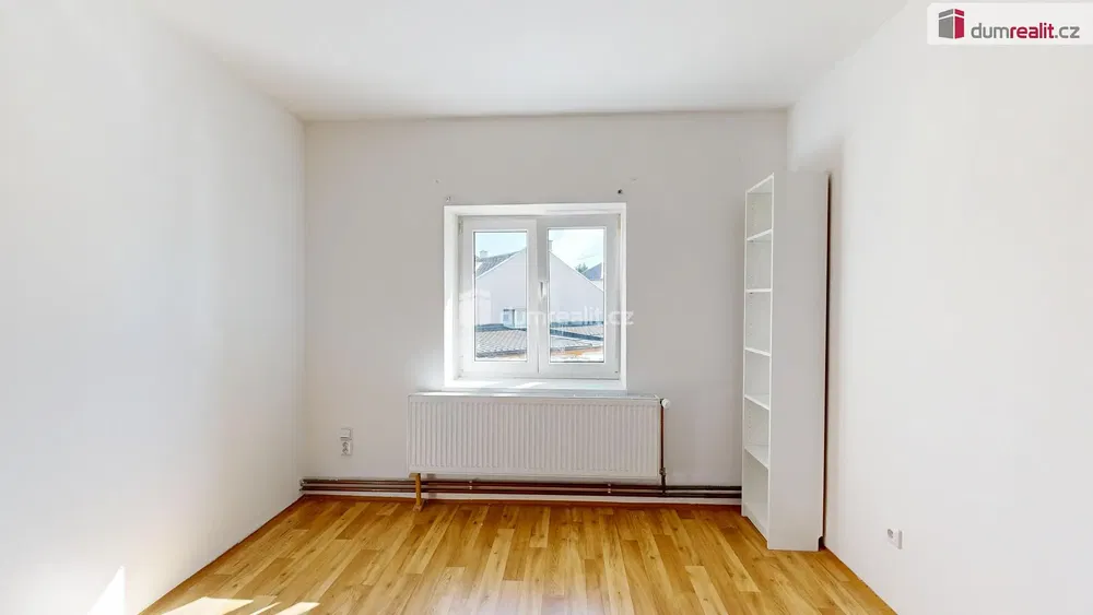 Camera da letto; pavimento in legno, luce naturale, ristrutturato