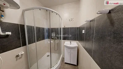 Bagno; pavimento in piastrelle, ristrutturato, luce naturale, scaldabagno