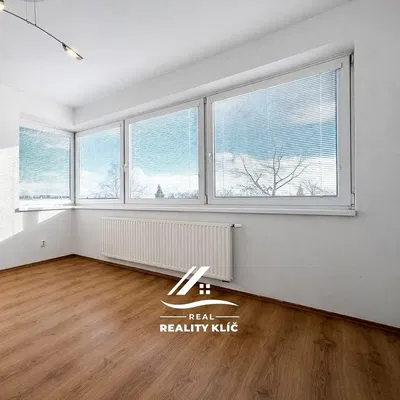 Oturma odası; manzara, doğal ışık, ahşap zemin