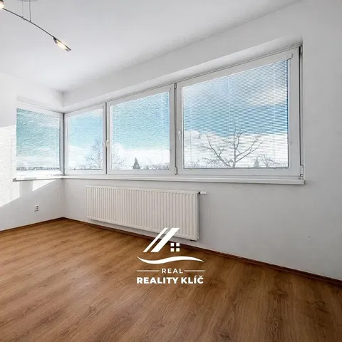 Oturma odası; manzara, doğal ışık, ahşap zemin