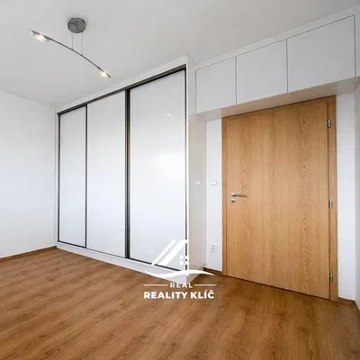 Yatak odası; ahşap zemin, doğal ışık, modern stil