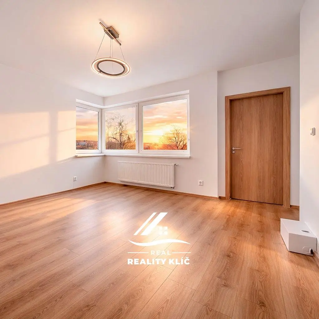 Oturma odası; manzara, ahşap zemin, doğal ışık, tadilatlı