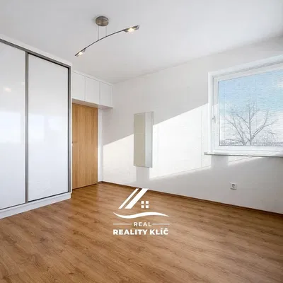 Yatak odası; doğal ışık, ahşap zemin, modern stil