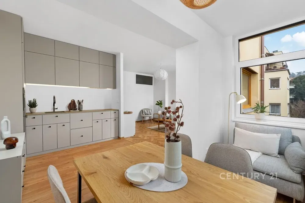 Keuken; uitzicht, keukenapparatuur, natuurlijk licht, moderne stijl, houten vloer