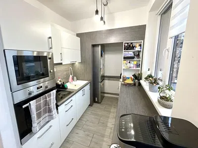 Küche; küchengeräte, tageslicht, moderner stil