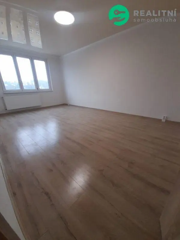Woonkamer; uitzicht, houten vloer, natuurlijk licht