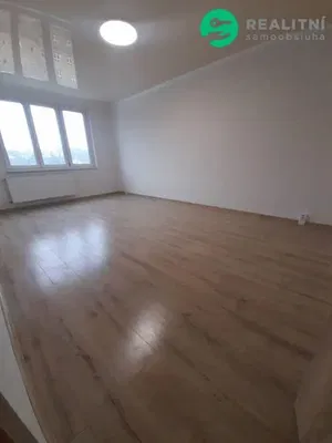 Woonkamer; uitzicht, houten vloer, natuurlijk licht