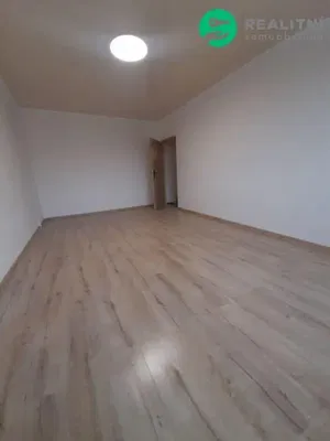 Slaapkamer; houten vloer, natuurlijk licht