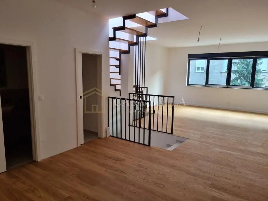 Salón; suelo de madera, luz natural, vista