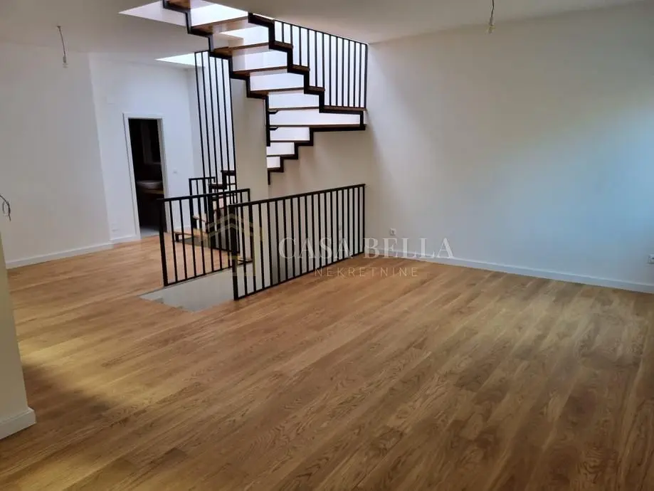 Salón; suelo de madera, luz natural