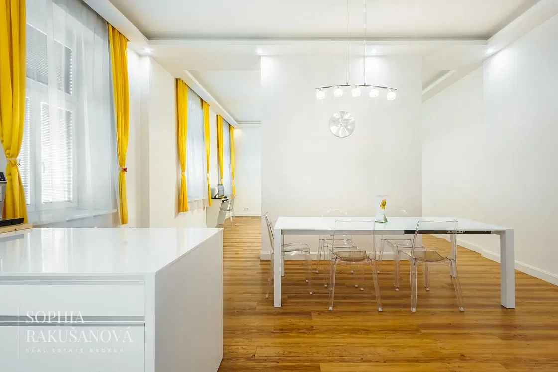 Salon; parquet, lumière naturelle, style moderne