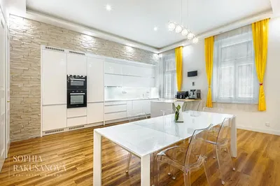 Cuisine; électroménager, parquet, lumière naturelle, style moderne, rénové