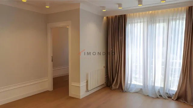 Salón; luz natural, suelo de madera, renovado