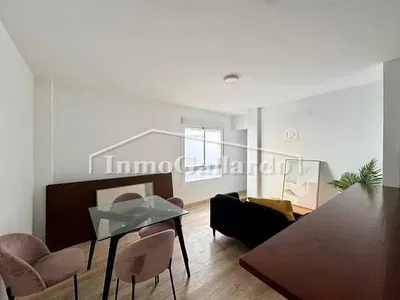 Salón; luz natural, estilo moderno, suelo de madera