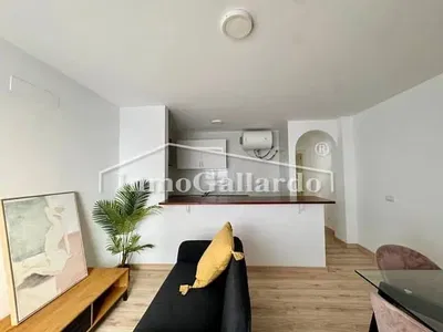 Salón; estilo moderno, suelo de madera, luz natural