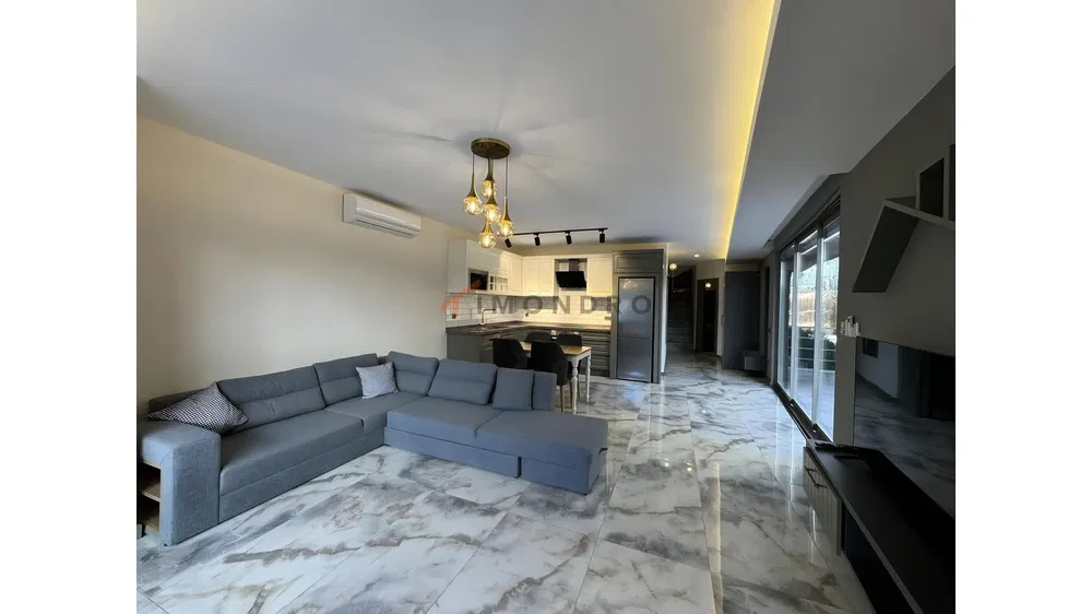 Salón; suelo de baldosas, luz natural, estilo moderno