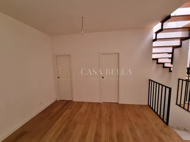 Salón; suelo de madera, luz natural