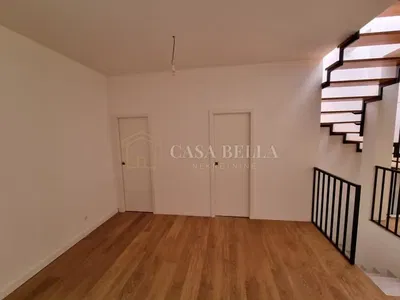 Salón; suelo de madera, luz natural