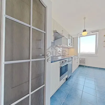 Cucina; vista, pavimento in piastrelle, elettrodomestici, luce naturale