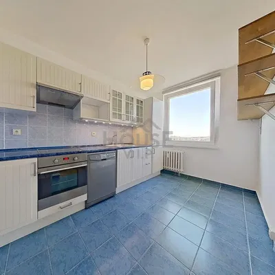 Cucina; elettrodomestici, pavimento in piastrelle, vista, luce naturale