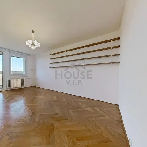 Oturma odası; ahşap zemin, doğal ışık